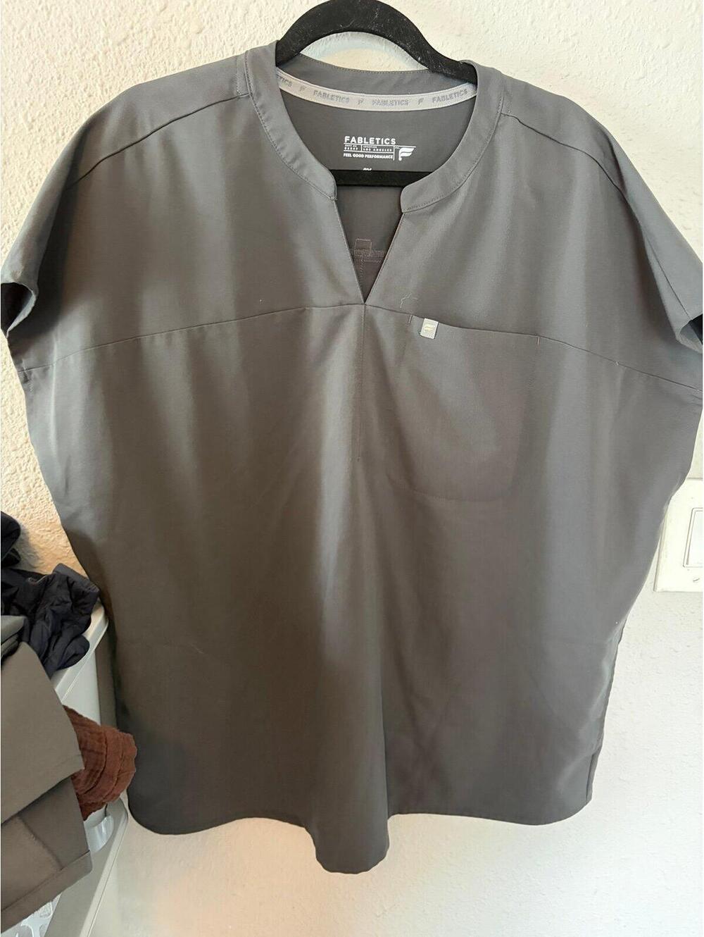 Fabletics grey cap sleeve scrub top size 2X